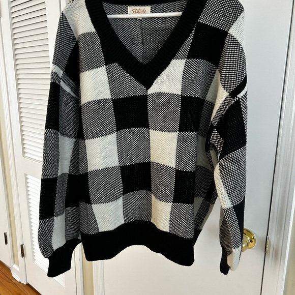 Listicle Black and White V-Neck Sweater - Picture 6 of 7